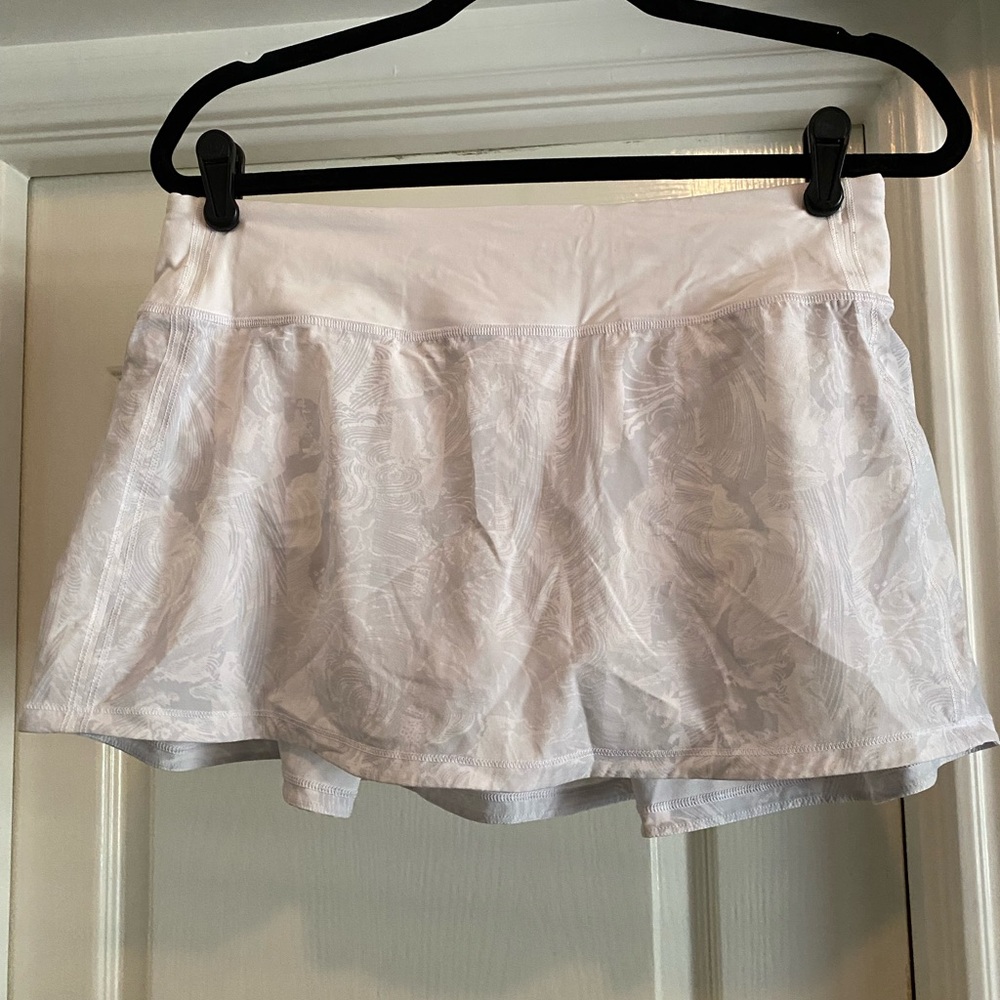 White/grey patterned lululemon skirt